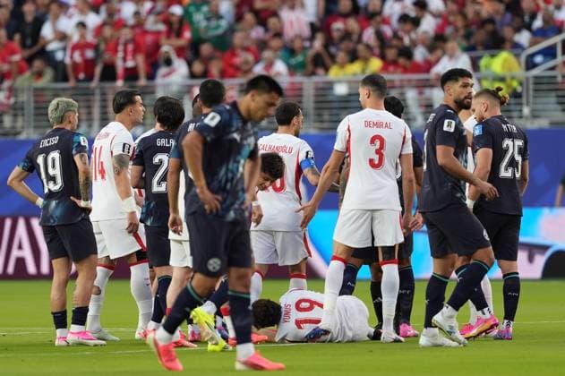 Turkiye v Paraguay - FIFA World Cup, WM, Weltmeisterschaft, Fussball 2026 - Group D SANTA CLARA, UNITED STATES - JUNE 19: Yunus Akgun of Turkiye lies on the ground after an injury during the 2026 FIFA World Cup First Stage Group D match between Turkiye and Paraguay at the San Francisco Bay Area Stadium (Levi’s Stadium) in Santa Clara, California, United States on June 19, 2026. Tayfun Coskun Anadolu California United States. Editorial use only. Please get in touch for any other usage.  Copyright: x2026xAnadoluxTayfunxCoskunx