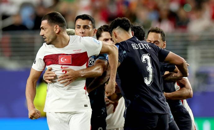 FIFA World Cup, WM, Weltmeisterschaft, Fussball 2026 - Group D - Turkey vs Paraguay Merih Demiral (front) of Turkey and Junior Alonso of Paraguay during the FIFA World Cup 2026 group stage match Turkey against Paraguay, in San Francisco, USA, 19 June 2026. SAN FRANCISCO United States  Copyright: xBENJAMINxFANJOYx