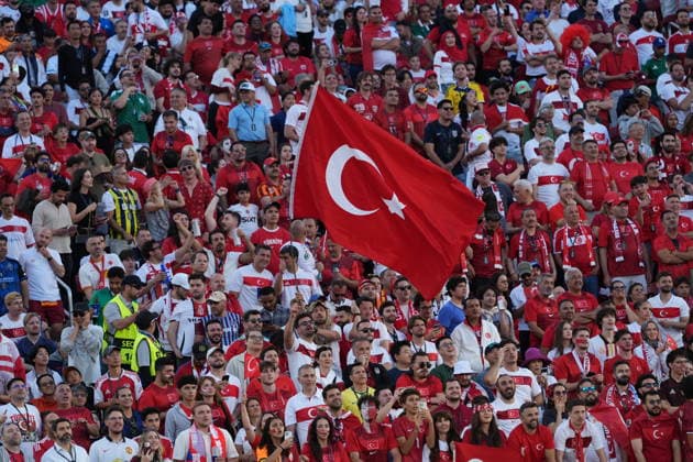 Turkiye v Paraguay - FIFA World Cup, WM, Weltmeisterschaft, Fussball 2026 - Group D SANTA CLARA, UNITED STATES - JUNE 19: Turkish fans cheer during the 2026 FIFA World Cup First Stage Group D match between Turkiye and Paraguay at the San Francisco Bay Area Stadium (Levi’s Stadium) in Santa Clara, California, United States on June 19, 2026. Tayfun Coskun Anadolu California United States. Editorial use only. Please get in touch for any other usage.  Copyright: x2026xAnadoluxTayfunxCoskunx