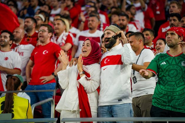 USA: Fußball FIFA World Cup, WM, Weltmeisterschaft, Fussball 2026 Gruppenphase Gruppe D Türkei vs Paraguay Levi™s Stadium (Santa Clara, San Francisco Bay Area, Santa Clara County, Kalifornien): Türkei, türkische Fans, Fanblock, Supporter, Anhänger, Paar, Familie, Kopftuch, Hijab, Jubel, Emotionen, Begeisterung, Zuschauer, Tribüne, Fankultur, Nationalfarben, Nationalmannschaft, Fußballfans, Stimmung, Stadion, FIFA World Cup 2026, FIFA Fußball-Weltmeisterschaft 2026, Levi™s Stadium, Santa Clara, San Francisco Bay Area, Kalifornien, USA, Vielfalt, Integration, Großereignis, *** USA Soccer FIFA World Cup 2026 Group Stage Group D Turkey vs. Paraguay Levi’s Stadium Santa Clara, San Francisco Bay Area, Santa Clara County, California Turkey, Turkish fans, fan section, supporters, followers, couple, family, headscarf, hijab, Cheering, Emotions, Excitement, Spectators, Stands, Fan Culture, National Colors, National Team, Soccer Fans, Atmosphere, Stadium, 2026 FIFA World Cup, 2026 FIFA World Cup, Levi’s Stadium, Santa Clara, San Francisco Bay Area, California, USA, diversity, integration, major event, sports,detected_source_language Copyright: xJOERANxSTEINSIEKx
