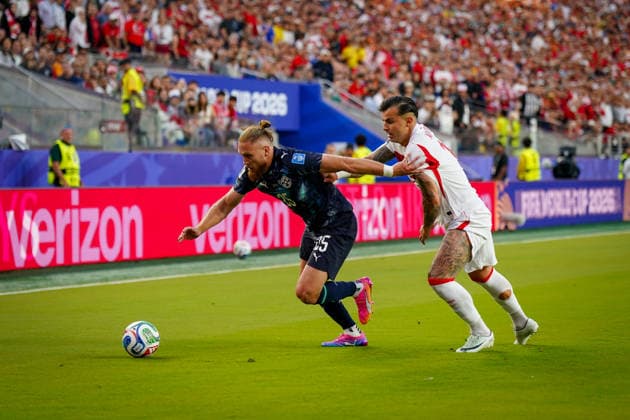 USA: Fußball FIFA World Cup, WM, Weltmeisterschaft, Fussball 2026 Gruppenphase Gruppe D Türkei vs Paraguay Levi™s Stadium (Santa Clara, San Francisco Bay Area, Santa Clara County, Kalifornien): Roberto Fernandez Roberto Fernandez (Paraguay, 25) Abdülkerim BARDAKCI Abdulkerim BARDAKCI (Turkey 14) Sponsoren, Werbung, Wirtschaft, Werbebande, Ausrüstung Verizon *** USA Soccer 2026 FIFA World Cup Group Stage Group D Turkey vs. Paraguay Levi’s Stadium Santa Clara, San Francisco Bay Area, Santa Clara County, California Roberto Fernandez Roberto Fernandez Paraguay, 25 Abdülkerim BARDAKCI Abdulkerim BARDAKCI Turkey 14 Sponsors, Advertising, Economy, Banners, Equipment Verizon,detected_source_language Copyright: xJOERANxSTEINSIEKx