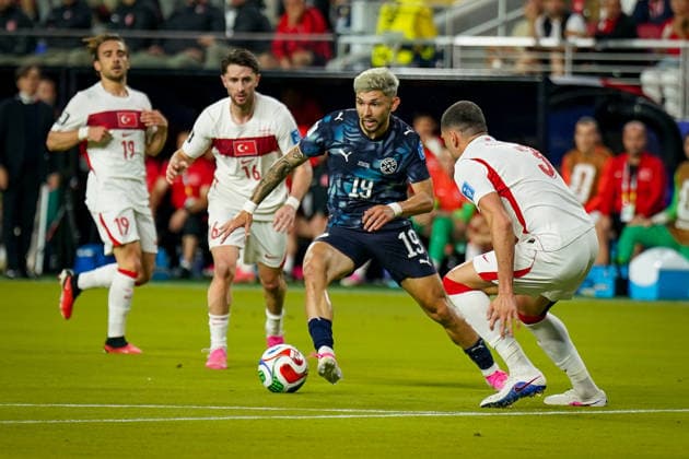 USA: Fußball FIFA World Cup, WM, Weltmeisterschaft, Fussball 2026 Gruppenphase Gruppe D Türkei vs Paraguay Levi™s Stadium (Santa Clara, San Francisco Bay Area, Santa Clara County, Kalifornien): Agustin Sandez Agustin Sandez (Paraguay, 19) Ä°rfan Can KAHVECÄ° Irfan Can KAHVECI (Turkey 16) Can UZUN (Turkey 19) Merih DEMÄ°RAL Merih DEMIRAL (Turkey 3) *** USA Soccer 2026 FIFA World Cup Group Stage Group D Turkey vs. Paraguay Levi’s Stadium, Santa Clara, San Francisco Bay Area, Santa Clara County, California Agustin Sandez Agustin Sandez Paraguay, 19 Irfan Can KAHVECI Irfan Can KAHVECI Turkey 16 Can UZUN Turkey 19 Merih DEMIRAL Merih DEMIRAL Turkey 3,detected_source_language Copyright: xJOERANxSTEINSIEKx