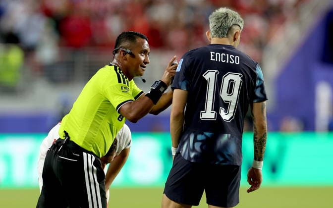 FIFA World Cup, WM, Weltmeisterschaft, Fussball 2026 - Group D - Turkey vs Paraguay Referee Ivan Arcides Barton Cisneros talks to Julio Enciso of Paraguay during the FIFA World Cup 2026 group stage match Turkey against Paraguay, in San Francisco, USA, 19 June 2026. SAN FRANCISCO United States  Copyright: xBENJAMINxFANJOYx