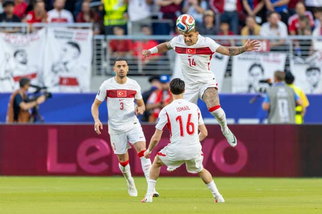 SANTA CLARA, CA - JUNE 19: Abdulkerim BardakcÄ± 14 of Turkiye heads the ball during the FIFA World Cup, WM, Weltmeisterschaft, Fussball 2026 Group D match between Turkiye and Paraguay on June 19, 2026 at San Francisco Bay Area Stadium in Santa Clara, CA. (Photo by Bob Kupbens Icon Sportswire) SOCCER: JUN 19 FIFA World Cup 26 Group D - Turkiye vs Paraguay EDITORIAL USE ONLY Icon260619013