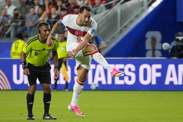 Turkiye v Paraguay - FIFA World Cup, WM, Weltmeisterschaft, Fussball 2026 - Group D SANTA CLARA, UNITED STATES - JUNE 19: Hakan Calhanoglu (10) of Turkiye in action during the 2026 FIFA World Cup First Stage Group D match between Turkiye and Paraguay at the San Francisco Bay Area Stadium (Levi’s Stadium) in Santa Clara, California, United States on June 19, 2026. Tayfun Coskun Anadolu California United States. Editorial use only. Please get in touch for any other usage.  Copyright: x2026xAnadoluxTayfunxCoskunx