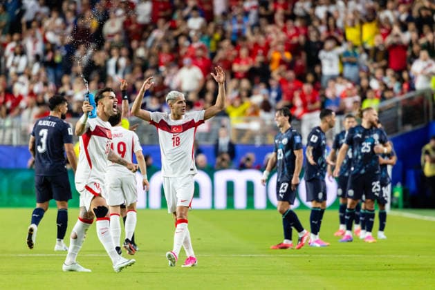 SANTA CLARA, CA - JUNE 19: Mert Muldur 18 of Turkiye reacts to a red card given to Miguel Almiron 10 of Paraguay during the FIFA World Cup, WM, Weltmeisterschaft, Fussball 2026 Group D match between Turkiye and Paraguay on June 19, 2026 at San Francisco Bay Area Stadium in Santa Clara, CA. (Photo by Matthew Huang Icon Sportswire) SOCCER: JUN 19 FIFA World Cup 26 Group D - Turkiye vs Paraguay EDITORIAL USE ONLY Icon260619010