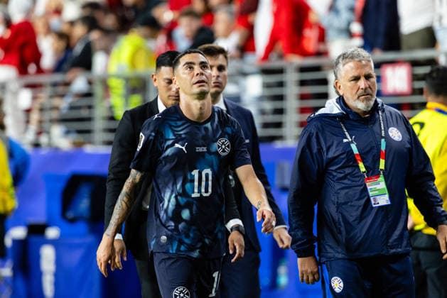 SANTA CLARA, CA - JUNE 19: Miguel Almiron 10 of Paraguay walks out of the field after being given a red card during the FIFA World Cup, WM, Weltmeisterschaft, Fussball 2026 Group D match between Turkiye and Paraguay on June 19, 2026 at San Francisco Bay Area Stadium in Santa Clara, CA. (Photo by Matthew Huang Icon Sportswire) SOCCER: JUN 19 FIFA World Cup 26 Group D - Turkiye vs Paraguay EDITORIAL USE ONLY Icon260619013