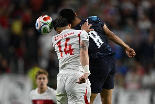 Turkiye v Paraguay - FIFA World Cup, WM, Weltmeisterschaft, Fussball 2026 - Group D SANTA CLARA, UNITED STATES - JUNE 19: Abdulkerim Bardakci (L) of Turkiye in action against Diego Gomez of Paraguay during the 2026 FIFA World Cup First Stage Group D match between Turkiye and Paraguay at the San Francisco Bay Area Stadium (Levi’s Stadium) in Santa Clara, California, United States on June 19, 2026. Tayfun Coskun Anadolu California United States. Editorial use only. Please get in touch for any other usage.  Copyright: x2026xAnadoluxTayfunxCoskunx