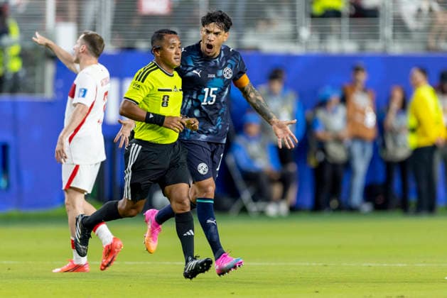 SANTA CLARA, CA - JUNE 19: Gustavo Gomez 15 of Paraguay argues a red card decision with the referee during the FIFA World Cup, WM, Weltmeisterschaft, Fussball 2026 Group D match between Turkiye and Paraguay on June 19, 2026 at San Francisco Bay Area Stadium in Santa Clara, CA. (Photo by Bob Kupbens Icon Sportswire) SOCCER: JUN 19 FIFA World Cup 26 Group D - Turkiye vs Paraguay EDITORIAL USE ONLY Icon260619025