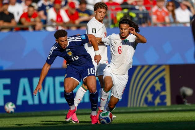 FIFA World Cup, WM, Weltmeisterschaft, Fussball 2026 - Group C - Scotland vs Morocco Scotland forward Che Adams (L) and Morocco midfielder Ayyoub Bouaddi (R) in action during the FIFA World Cup 2026 group stage match between Scotland and Morocco at Boston Stadium in Foxborough, Massachusetts, USA, 19 June 2026. FOXBOROUGH United States  Copyright: xGREGxM.xCOOPERx