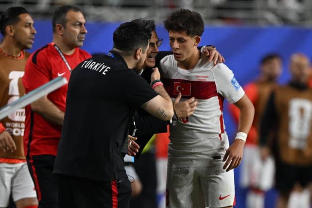 Turkiye v Paraguay - FIFA World Cup, WM, Weltmeisterschaft, Fussball 2026 - Group D SANTA CLARA, UNITED STATES - JUNE 19: Head coach Vincenzo Montella (C) talks to his player Arda Guler (R) during the 2026 FIFA World Cup First Stage Group D match between Turkiye and Paraguay at the San Francisco Bay Area Stadium (Levi’s Stadium) in Santa Clara, California, United States on June 19, 2026. Tayfun Coskun Anadolu California United States. Editorial use only. Please get in touch for any other usage.  Copyright: x2026xAnadoluxTayfunxCoskunx