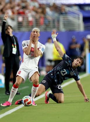 FIFA World Cup, WM, Weltmeisterschaft, Fussball 2026 - Group D - Turkey vs Paraguay Merih Demiral (L) of Turkey in action against Matias Galarza of Paraguay during the FIFA World Cup 2026 group stage match Turkey against Paraguay, in San Francisco, USA, 19 June 2026. SAN FRANCISCO United States  Copyright: xBENJAMINxFANJOYx