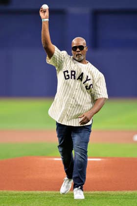 June 19, 2026, St. Petersburg, Florida, USA: Sean Gibson, great-grandson of former Negro League baseball legend Josh Gibson, throws out the first pitch on Juneteenth prior to an MLB, Baseball Herren, USA game against the Washington Nationals on June 19, 2026 at Tropicana Field. The Rays beat the Nationals 5-2. MLB 2026: Washington Nationals 2 : 5 Tampa Bay Rays  - ZUMAh180 20260619_zsp_h180_001 Copyright: xKimxHukarix