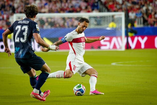 USA: Fußball FIFA World Cup, WM, Weltmeisterschaft, Fussball 2026 Gruppenphase Gruppe D Türkei vs Paraguay Levi™s Stadium (Santa Clara, San Francisco Bay Area, Santa Clara County, Kalifornien): Hakan Ã‡ALHANOÄžLU Hakan CALHANOGLU (Turkey 10)