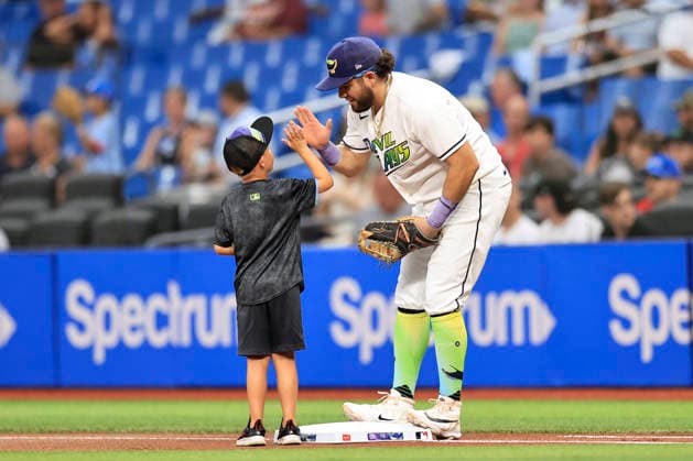 June 19, 2026, St. Petersburg, Florida, USA: Tampa Bay Rays first baseman Jonathan Aranda (8) gets a high five from a young fan prior to an MLB, Baseball Herren, USA game against the Washington Nationals on June 19, 2026 at Tropicana Field. The Rays beat the Nationals 5-2. MLB 2026: Washington Nationals 2 : 5 Tampa Bay Rays  - ZUMAh180 20260619_zsp_h180_029 Copyright: xKimxHukarix