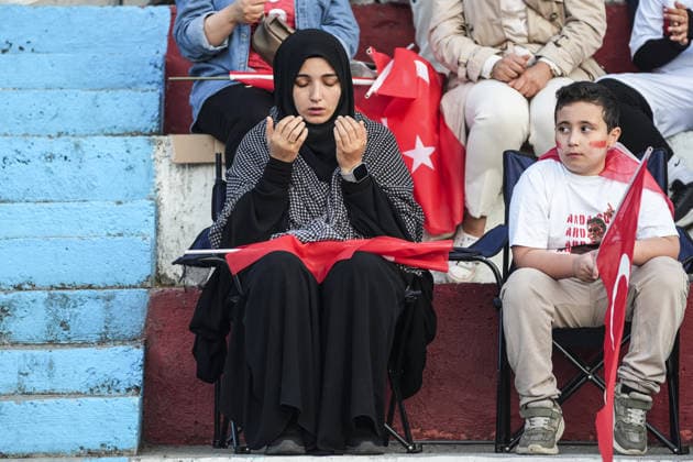 Fans gather to watch Turkiye-Paraguay World Cup match in Istanbul ISTANBUL, TURKIYE - JUNE 20: A woman prays as football fans gather wearing jerseys and waving Turkish flags at the 15 July National Garden where a giant screen is set up for supporters to watch Turkiye’s 2026 FIFA World Cup, WM, Weltmeisterschaft, Fussball Group D match against Paraguay, in Esenler Municipality, Istanbul, Turkiye, on June 20, 2026. Agit Erdi Ulukaya Anadolu Istanbul Turkey. Editorial use only. Please get in touch for any other usage.  Copyright: x2026xAnadoluxAgitxErdixUlukayax