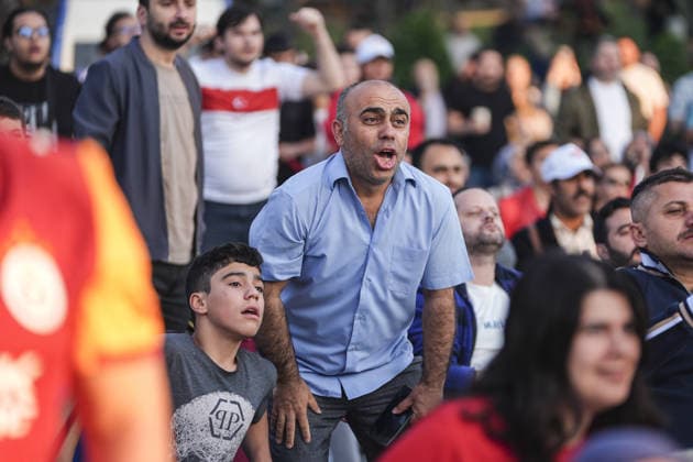 Fans gather to watch Turkiye-Paraguay World Cup match in Istanbul ISTANBUL, TURKIYE - JUNE 20: Football fans gather wearing jerseys and waving Turkish flags at the 15 July National Garden where a giant screen is set up for supporters to watch Turkiye’s 2026 FIFA World Cup, WM, Weltmeisterschaft, Fussball Group D match against Paraguay, in Esenler Municipality, Istanbul, Turkiye, on June 20, 2026. Agit Erdi Ulukaya Anadolu Istanbul Turkey. Editorial use only. Please get in touch for any other usage.  Copyright: x2026xAnadoluxAgitxErdixUlukayax