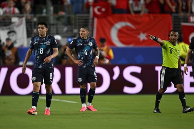 Turkiye v Paraguay - FIFA World Cup, WM, Weltmeisterschaft, Fussball 2026 - Group D SANTA CLARA, UNITED STATES - JUNE 19: Diego Gomez (8) and Juan Jose Caceres of Paraguay are seen with the referee Ivan Arcides (R) during the 2026 FIFA World Cup First Stage Group D match between Turkiye and Paraguay at the San Francisco Bay Area Stadium (Levi’s Stadium) in Santa Clara, California, United States on June 19, 2026. Tayfun Coskun Anadolu California United States. Editorial use only. Please get in touch for any other usage.  Copyright: x2026xAnadoluxTayfunxCoskunx