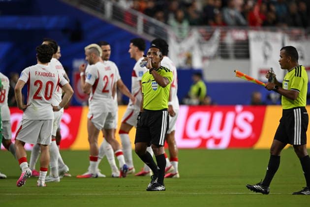 Turkiye v Paraguay - FIFA World Cup, WM, Weltmeisterschaft, Fussball 2026 - Group D SANTA CLARA, UNITED STATES - JUNE 19: The referee Ivan Arcides drinks water at the hydration break during the 2026 FIFA World Cup First Stage Group D match between Turkiye and Paraguay at the San Francisco Bay Area Stadium (Levi’s Stadium) in Santa Clara, California, United States on June 19, 2026. Tayfun Coskun Anadolu California United States. Editorial use only. Please get in touch for any other usage.  Copyright: x2026xAnadoluxTayfunxCoskunx