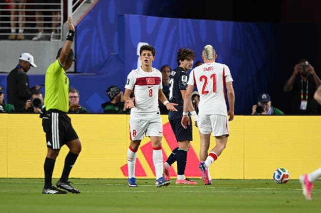 Turkiye v Paraguay - FIFA World Cup, WM, Weltmeisterschaft, Fussball 2026 - Group D SANTA CLARA, UNITED STATES - JUNE 19: Arda Guler of Turkiye argues with the referee Ivan Arcides during the 2026 FIFA World Cup First Stage Group D match between Turkiye and Paraguay at the San Francisco Bay Area Stadium (Levi’s Stadium) in Santa Clara, California, United States on June 19, 2026. Tayfun Coskun Anadolu California United States. Editorial use only. Please get in touch for any other usage.  Copyright: x2026xAnadoluxTayfunxCoskunx