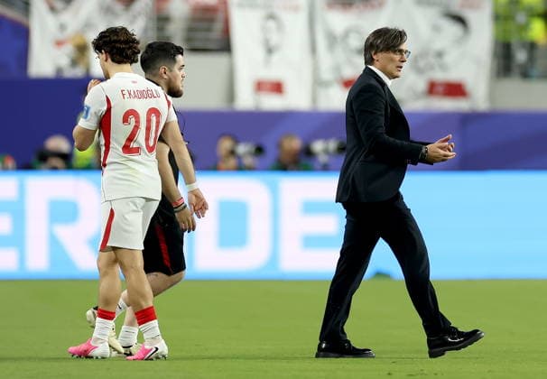 FIFA World Cup, WM, Weltmeisterschaft, Fussball 2026 - Group D - Turkey vs Paraguay Turkey s head coach Vincenzo Montella during a hydration break in the FIFA World Cup 2026 group stage match Turkey against Paraguay, in San Francisco, USA, 19 June 2026. SAN FRANCISCO United States  Copyright: xBENJAMINxFANJOYx