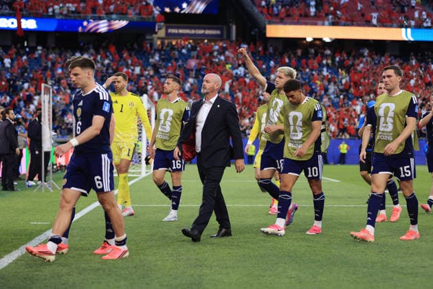 Football - FIFA World Cup, WM, Weltmeisterschaft, Fussball - Group C - Scotland v Morocco 19th June 2026 - FIFA World Cup - Group C - Scotland v Morocco - Scotland manager Steve Clarke and his players leave the pitch dejected after the match - Photo: Simon Stacpoole Offside. Foxborough USA *** Fußball – FIFA-Weltmeisterschaft, Gruppe C  Copyright: xSimonxStacpoolexOffside