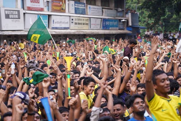 June 20, 2026, Dhaka, Dhaka, Bangladesh: Dhaka, Bangladesh, June 20, 2026: Football fans gather at the Teacher-Student Centre (TSC) of the University of Dhaka to watch the FIFA World Cup, WM, Weltmeisterschaft, Fussball match between Brazil and Haiti on a giant screen in Dhaka, Bangladesh. Thousands of supporters wearing Brazil s yellow and green colors cheered, waved flags, and celebrated throughout the match, creating a festive atmosphere at the venue. Following the game, jubilant fans took part in celebrations and victory processions, reflecting the enduring passion for football among Bangladeshi supporters. Dhaka Bangladesh - ZUMAk185 0859594248st Copyright: xRubelxKarmakerx