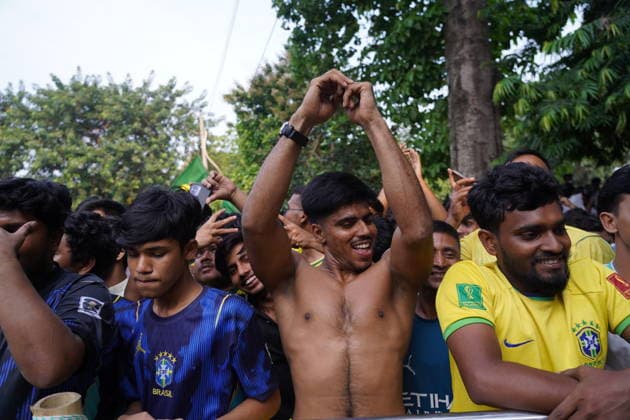 June 20, 2026, Dhaka, Dhaka, Bangladesh: Dhaka, Bangladesh, June 20, 2026: Football fans gather at the Teacher-Student Centre (TSC) of the University of Dhaka to watch the FIFA World Cup, WM, Weltmeisterschaft, Fussball match between Brazil and Haiti on a giant screen in Dhaka, Bangladesh. Thousands of supporters wearing Brazil s yellow and green colors cheered, waved flags, and celebrated throughout the match, creating a festive atmosphere at the venue. Following the game, jubilant fans took part in celebrations and victory processions, reflecting the enduring passion for football among Bangladeshi supporters. Dhaka Bangladesh - ZUMAk185 0859594325st Copyright: xRubelxKarmakerx