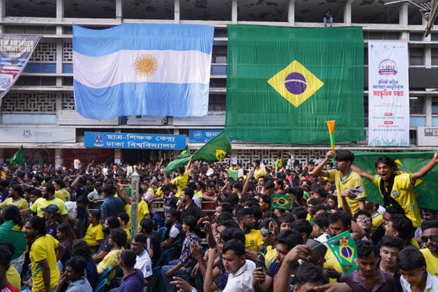June 20, 2026, Dhaka, Dhaka, Bangladesh: Dhaka, Bangladesh, June 20, 2026: Football fans gather at the Teacher-Student Centre (TSC) of the University of Dhaka to watch the FIFA World Cup, WM, Weltmeisterschaft, Fussball match between Brazil and Haiti on a giant screen in Dhaka, Bangladesh. Thousands of supporters wearing Brazil s yellow and green colors cheered, waved flags, and celebrated throughout the match, creating a festive atmosphere at the venue. Following the game, jubilant fans took part in celebrations and victory processions, reflecting the enduring passion for football among Bangladeshi supporters. Dhaka Bangladesh - ZUMAk185 0859594326st Copyright: xRubelxKarmakerx