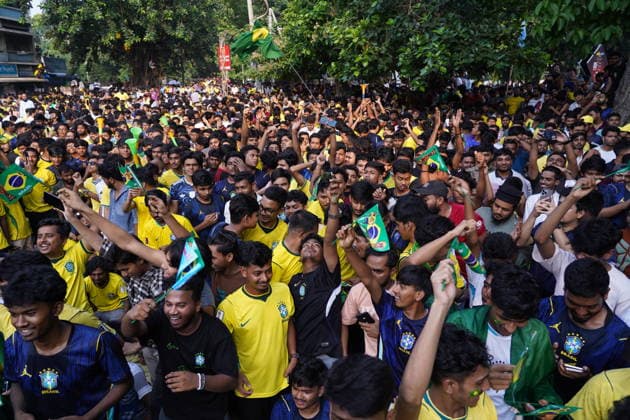 June 20, 2026, Dhaka, Dhaka, Bangladesh: Dhaka, Bangladesh, June 20, 2026: Football fans gather at the Teacher-Student Centre (TSC) of the University of Dhaka to watch the FIFA World Cup, WM, Weltmeisterschaft, Fussball match between Brazil and Haiti on a giant screen in Dhaka, Bangladesh. Thousands of supporters wearing Brazil s yellow and green colors cheered, waved flags, and celebrated throughout the match, creating a festive atmosphere at the venue. Following the game, jubilant fans took part in celebrations and victory processions, reflecting the enduring passion for football among Bangladeshi supporters. Dhaka Bangladesh - ZUMAk185 0859594341st Copyright: xRubelxKarmakerx