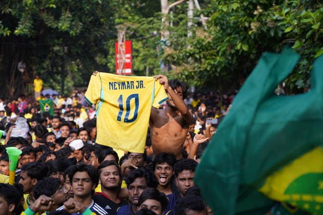 June 20, 2026, Dhaka, Dhaka, Bangladesh: Dhaka, Bangladesh, June 20, 2026: Football fans gather at the Teacher-Student Centre (TSC) of the University of Dhaka to watch the FIFA World Cup, WM, Weltmeisterschaft, Fussball match between Brazil and Haiti on a giant screen in Dhaka, Bangladesh. Thousands of supporters wearing Brazil s yellow and green colors cheered, waved flags, and celebrated throughout the match, creating a festive atmosphere at the venue. Following the game, jubilant fans took part in celebrations and victory processions, reflecting the enduring passion for football among Bangladeshi supporters. Dhaka Bangladesh - ZUMAk185 0859594345st Copyright: xRubelxKarmakerx