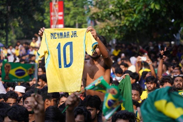 June 20, 2026, Dhaka, Dhaka, Bangladesh: Dhaka, Bangladesh, June 20, 2026: Football fans gather at the Teacher-Student Centre (TSC) of the University of Dhaka to watch the FIFA World Cup, WM, Weltmeisterschaft, Fussball match between Brazil and Haiti on a giant screen in Dhaka, Bangladesh. Thousands of supporters wearing Brazil s yellow and green colors cheered, waved flags, and celebrated throughout the match, creating a festive atmosphere at the venue. Following the game, jubilant fans took part in celebrations and victory processions, reflecting the enduring passion for football among Bangladeshi supporters. Dhaka Bangladesh - ZUMAk185 0859594355st Copyright: xRubelxKarmakerx