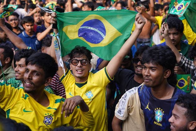 June 20, 2026, Dhaka, Dhaka, Bangladesh: Dhaka, Bangladesh, June 20, 2026: Football fans gather at the Teacher-Student Centre (TSC) of the University of Dhaka to watch the FIFA World Cup, WM, Weltmeisterschaft, Fussball match between Brazil and Haiti on a giant screen in Dhaka, Bangladesh. Thousands of supporters wearing Brazil s yellow and green colors cheered, waved flags, and celebrated throughout the match, creating a festive atmosphere at the venue. Following the game, jubilant fans took part in celebrations and victory processions, reflecting the enduring passion for football among Bangladeshi supporters. Dhaka Bangladesh - ZUMAk185 0859594361st Copyright: xRubelxKarmakerx