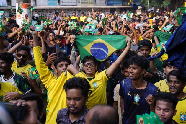 June 20, 2026, Dhaka, Dhaka, Bangladesh: Dhaka, Bangladesh, June 20, 2026: Football fans gather at the Teacher-Student Centre (TSC) of the University of Dhaka to watch the FIFA World Cup, WM, Weltmeisterschaft, Fussball match between Brazil and Haiti on a giant screen in Dhaka, Bangladesh. Thousands of supporters wearing Brazil s yellow and green colors cheered, waved flags, and celebrated throughout the match, creating a festive atmosphere at the venue. Following the game, jubilant fans took part in celebrations and victory processions, reflecting the enduring passion for football among Bangladeshi supporters. Dhaka Bangladesh - ZUMAk185 0859594363st Copyright: xRubelxKarmakerx