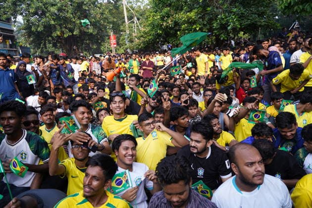 June 20, 2026, Dhaka, Dhaka, Bangladesh: Dhaka, Bangladesh, June 20, 2026: Football fans gather at the Teacher-Student Centre (TSC) of the University of Dhaka to watch the FIFA World Cup, WM, Weltmeisterschaft, Fussball match between Brazil and Haiti on a giant screen in Dhaka, Bangladesh. Thousands of supporters wearing Brazil s yellow and green colors cheered, waved flags, and celebrated throughout the match, creating a festive atmosphere at the venue. Following the game, jubilant fans took part in celebrations and victory processions, reflecting the enduring passion for football among Bangladeshi supporters. Dhaka Bangladesh - ZUMAk185 0859594369st Copyright: xRubelxKarmakerx