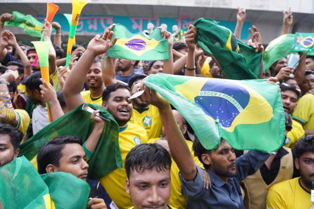 June 20, 2026, Dhaka, Dhaka, Bangladesh: Dhaka, Bangladesh, June 20, 2026: Football fans gather at the Teacher-Student Centre (TSC) of the University of Dhaka to watch the FIFA World Cup, WM, Weltmeisterschaft, Fussball match between Brazil and Haiti on a giant screen in Dhaka, Bangladesh. Thousands of supporters wearing Brazil s yellow and green colors cheered, waved flags, and celebrated throughout the match, creating a festive atmosphere at the venue. Following the game, jubilant fans took part in celebrations and victory processions, reflecting the enduring passion for football among Bangladeshi supporters. Dhaka Bangladesh - ZUMAk185 0859594428st Copyright: xRubelxKarmakerx