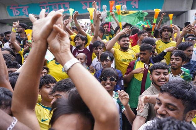 June 20, 2026, Dhaka, Dhaka, Bangladesh: Dhaka, Bangladesh, June 20, 2026: Football fans gather at the Teacher-Student Centre (TSC) of the University of Dhaka to watch the FIFA World Cup, WM, Weltmeisterschaft, Fussball match between Brazil and Haiti on a giant screen in Dhaka, Bangladesh. Thousands of supporters wearing Brazil s yellow and green colors cheered, waved flags, and celebrated throughout the match, creating a festive atmosphere at the venue. Following the game, jubilant fans took part in celebrations and victory processions, reflecting the enduring passion for football among Bangladeshi supporters. Dhaka Bangladesh - ZUMAk185 0859594429st Copyright: xRubelxKarmakerx