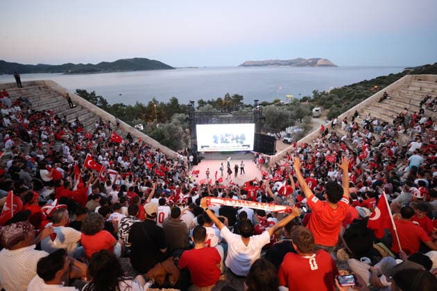 Fans fill ancient theater to watch Turkiye-Paraguay World Cup match ANTALYA, TURKIYE - JUNE 20: Football fans watch Turkiye s 2026 FIFA World Cup, WM, Weltmeisterschaft, Fussball match against Paraguay on a giant screen set up at the 2,000-year-old Antiphellos Ancient Theatre in Kas distirct of Antalya, Turkiye, on June 20, 2026. Spectators fill the historic venue to follow the national team, Nationalteam s World Cup fixture. Suleyman Elcin Anadolu Antalya Turkey. Editorial use only. Please get in touch for any other usage.  Copyright: x2026xAnadoluxSuleymanxElcinx