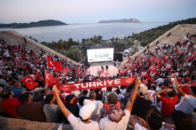 Fans fill ancient theater to watch Turkiye-Paraguay World Cup match ANTALYA, TURKIYE - JUNE 20: Football fans watch Turkiye s 2026 FIFA World Cup, WM, Weltmeisterschaft, Fussball match against Paraguay on a giant screen set up at the 2,000-year-old Antiphellos Ancient Theatre in Kas distirct of Antalya, Turkiye, on June 20, 2026. Spectators fill the historic venue to follow the national team, Nationalteam s World Cup fixture. Suleyman Elcin Anadolu Antalya Turkey. Editorial use only. Please get in touch for any other usage.  Copyright: x2026xAnadoluxSuleymanxElcinx