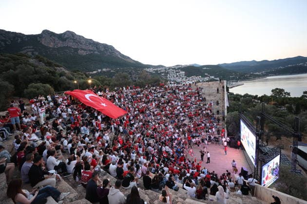 Fans fill ancient theater to watch Turkiye-Paraguay World Cup match ANTALYA, TURKIYE - JUNE 20: Football fans watch Turkiye s 2026 FIFA World Cup, WM, Weltmeisterschaft, Fussball match against Paraguay on a giant screen set up at the 2,000-year-old Antiphellos Ancient Theatre in Kas distirct of Antalya, Turkiye, on June 20, 2026. Spectators fill the historic venue to follow the national team, Nationalteam s World Cup fixture. Suleyman Elcin Anadolu Antalya Turkey. Editorial use only. Please get in touch for any other usage.  Copyright: x2026xAnadoluxSuleymanxElcinx