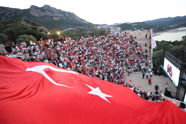 Fans fill ancient theater to watch Turkiye-Paraguay World Cup match ANTALYA, TURKIYE - JUNE 20: Football fans watch Turkiye s 2026 FIFA World Cup, WM, Weltmeisterschaft, Fussball match against Paraguay on a giant screen set up at the 2,000-year-old Antiphellos Ancient Theatre in Kas distirct of Antalya, Turkiye, on June 20, 2026. Spectators fill the historic venue to follow the national team, Nationalteam s World Cup fixture. Suleyman Elcin Anadolu Antalya Turkey. Editorial use only. Please get in touch for any other usage.  Copyright: x2026xAnadoluxSuleymanxElcinx