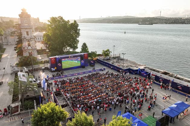 Fans gather in Dolmabahce to watch Turkiye-Paraguay World Cup match ISTANBUL, TURKIYE - JUNE 20: Football fans in Besiktas watch Turkiye’s 2026 FIFA World Cup, WM, Weltmeisterschaft, Fussball Group D match against Paraguay on a giant screen set up in the Dolmabahce area of Istanbul, Turkiye, on June 20, 2026. Cemal Yurttas Anadolu Istanbul Turkey. Editorial use only. Please get in touch for any other usage.  Copyright: x2026xAnadoluxCemalxYurttasx