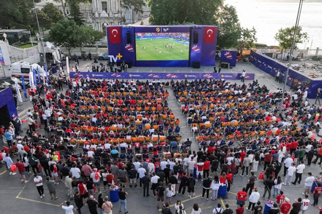 Fans gather in Dolmabahce to watch Turkiye-Paraguay World Cup match ISTANBUL, TURKIYE - JUNE 20: Football fans in Besiktas watch Turkiye’s 2026 FIFA World Cup, WM, Weltmeisterschaft, Fussball Group D match against Paraguay on a giant screen set up in the Dolmabahce area of Istanbul, Turkiye, on June 20, 2026. Cemal Yurttas Anadolu Istanbul Turkey. Editorial use only. Please get in touch for any other usage.  Copyright: x2026xAnadoluxCemalxYurttasx