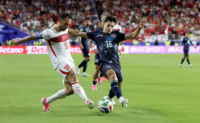 FIFA World Cup, WM, Weltmeisterschaft, Fussball 2026 - Group D - Turkey vs Paraguay Hakan Calhanoglu (L) of Turkey in action against Damian Bobadilla of Paraguay during the FIFA World Cup 2026 group stage match Turkey against Paraguay, in San Francisco, USA, 19 June 2026. SAN FRANCISCO United States  Copyright: xBENJAMINxFANJOYx