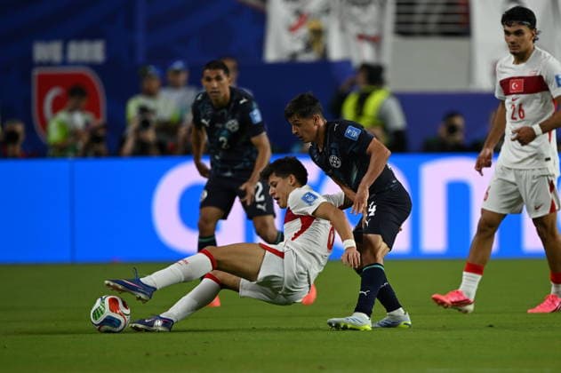 Turkiye v Paraguay - FIFA World Cup, WM, Weltmeisterschaft, Fussball 2026 - Group D SANTA CLARA, UNITED STATES - JUNE 19: Arda Guler of Turkiye in action against Andres Cubas of Paraguay during the 2026 FIFA World Cup First Stage Group D match between Turkiye and Paraguay at the San Francisco Bay Area Stadium (Levi’s Stadium) in Santa Clara, California, United States on June 19, 2026. Tayfun Coskun Anadolu California United States. Editorial use only. Please get in touch for any other usage.  Copyright: x2026xAnadoluxTayfunxCoskunx