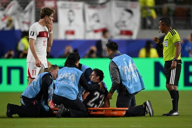 Turkiye v Paraguay - FIFA World Cup, WM, Weltmeisterschaft, Fussball 2026 - Group D SANTA CLARA, UNITED STATES - JUNE 19: Matias Galarza of Paraguay leaves the pitch on a stretcher after an injury during the 2026 FIFA World Cup First Stage Group D match between Turkiye and Paraguay at the San Francisco Bay Area Stadium (Levi’s Stadium) in Santa Clara, California, United States on June 19, 2026. Tayfun Coskun Anadolu California United States. Editorial use only. Please get in touch for any other usage.  Copyright: x2026xAnadoluxTayfunxCoskunx