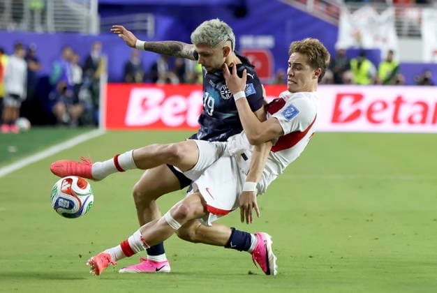 FIFA World Cup, WM, Weltmeisterschaft, Fussball 2026 - Group D - Turkey vs Paraguay Kenan Yildiz (R) of Turkey in action against Julio Enciso of Paraguay during the FIFA World Cup 2026 group stage match Turkey against Paraguay, in San Francisco, USA, 19 June 2026. SAN FRANCISCO United States  Copyright: xBENJAMINxFANJOYx