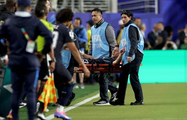 FIFA World Cup, WM, Weltmeisterschaft, Fussball 2026 - Group D - Turkey vs Paraguay Matias Galarza of Paraguay is stretchered off during the FIFA World Cup 2026 group stage match Turkey against Paraguay, in San Francisco, USA, 19 June 2026. SAN FRANCISCO United States  Copyright: xBENJAMINxFANJOYx