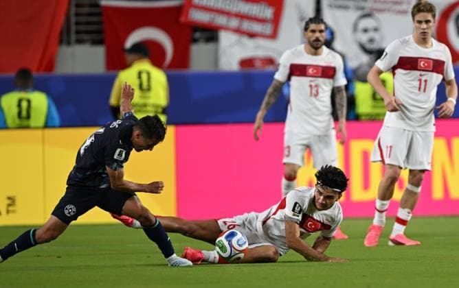 Turkiye v Paraguay - FIFA World Cup, WM, Weltmeisterschaft, Fussball 2026 - Group D SANTA CLARA, UNITED STATES - JUNE 19: Can Uzun of Turkiye in action against Andres Cubas of Paraguay during the 2026 FIFA World Cup First Stage Group D match between Turkiye and Paraguay at the San Francisco Bay Area Stadium (Levi’s Stadium) in Santa Clara, California, United States on June 19, 2026. Tayfun Coskun Anadolu California United States. Editorial use only. Please get in touch for any other usage.  Copyright: x2026xAnadoluxTayfunxCoskunx