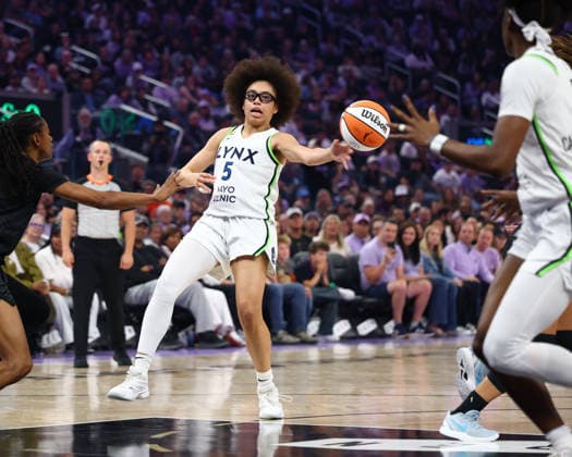 SAN FRANCISCO, CA - JUNE 19: Minnesota Lynx guard Olivia Miles (5) passes the ball during a WNBA, Basketball Damen, USA game between the Minnesota Lynx and Golden State Valkyries on June 19, 2026 at the Chase Center in San Francisco, CA. (Photo by Trinity Machan Icon Sportswire) WNBA: JUN 19 Minnesota Lynx at Golden State Valkyries EDITORIAL USE ONLY Icon2606192745